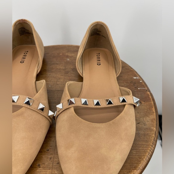 torrid tan studded d'Orsay flats with silver pyramid accents - Picture 3 of 8